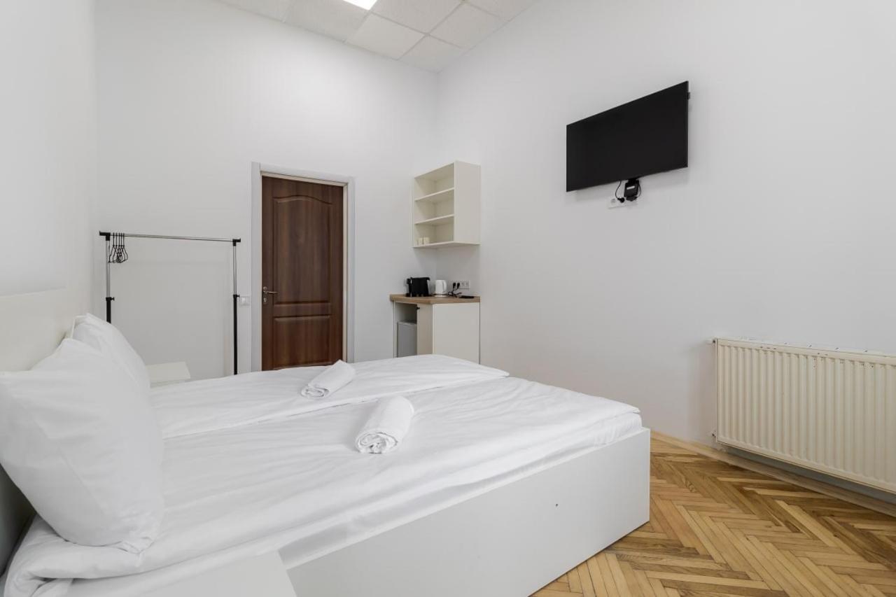 In Town Hostel Lviv Bagian luar foto